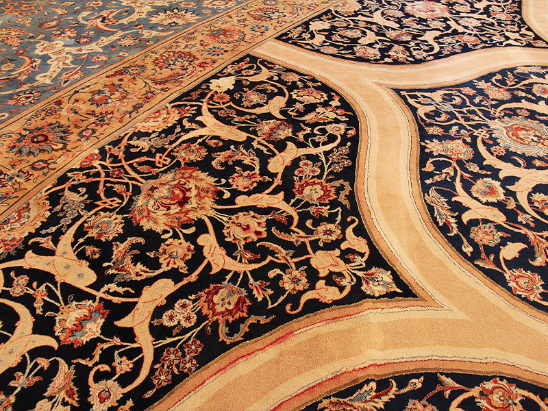 Светлый ковер с орнаментом